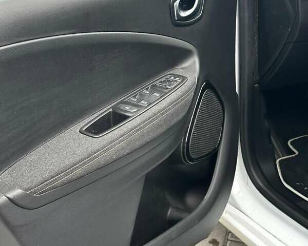Белый Рено Зое, объемом двигателя 0 л и пробегом 29 тыс. км за 12158 $, фото 20 на Automoto.ua