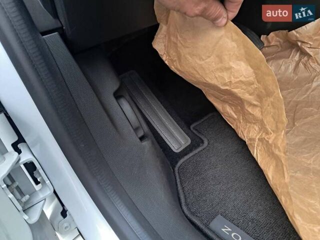 Білий Рено Зое, об'ємом двигуна 0 л та пробігом 12 тис. км за 14800 $, фото 9 на Automoto.ua