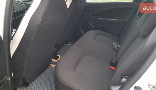 Белый Рено Зое, объемом двигателя 0 л и пробегом 54 тыс. км за 13900 $, фото 60 на Automoto.ua