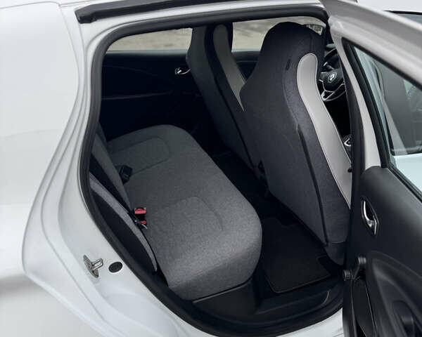 Белый Рено Зое, объемом двигателя 0 л и пробегом 71 тыс. км за 12700 $, фото 13 на Automoto.ua