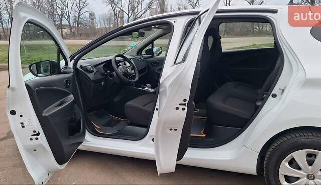 Белый Рено Зое, объемом двигателя 0 л и пробегом 54 тыс. км за 13900 $, фото 9 на Automoto.ua