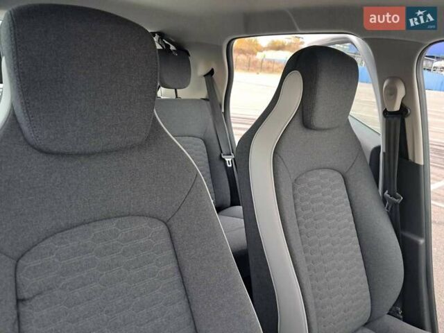 Белый Рено Зое, объемом двигателя 0 л и пробегом 15 тыс. км за 13900 $, фото 42 на Automoto.ua