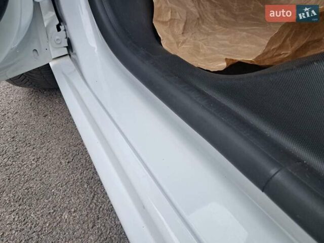 Белый Рено Зое, объемом двигателя 0 л и пробегом 15 тыс. км за 13900 $, фото 10 на Automoto.ua