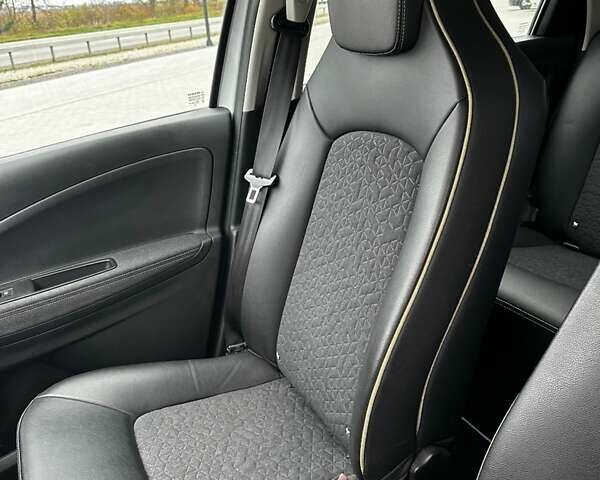 Белый Рено Зое, объемом двигателя 0 л и пробегом 29 тыс. км за 12158 $, фото 22 на Automoto.ua