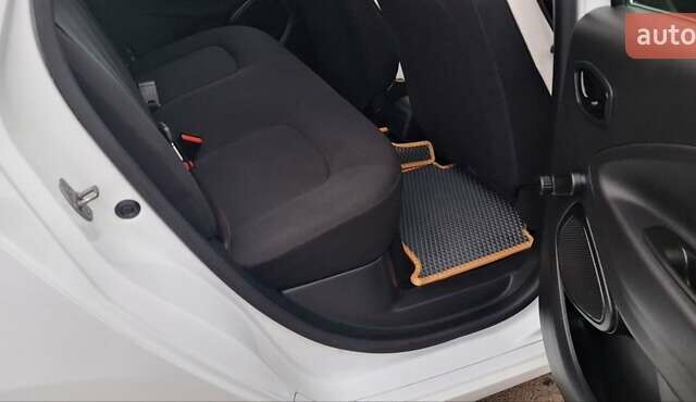 Белый Рено Зое, объемом двигателя 0 л и пробегом 54 тыс. км за 13900 $, фото 73 на Automoto.ua