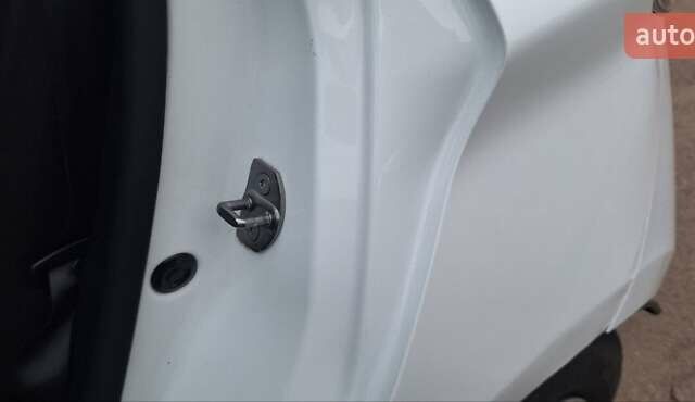 Белый Рено Зое, объемом двигателя 0 л и пробегом 54 тыс. км за 13900 $, фото 55 на Automoto.ua