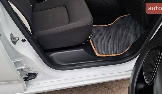 Белый Рено Зое, объемом двигателя 0 л и пробегом 54 тыс. км за 13900 $, фото 70 на Automoto.ua