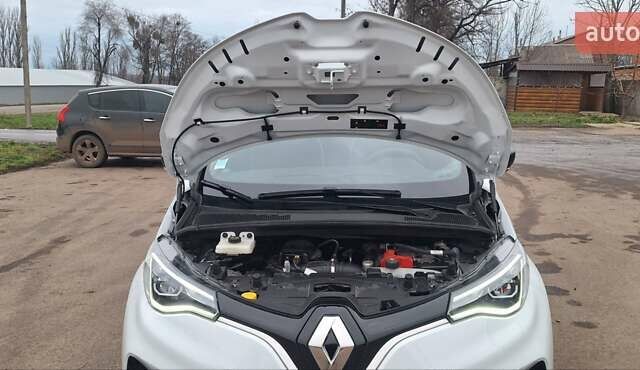 Белый Рено Зое, объемом двигателя 0 л и пробегом 54 тыс. км за 13900 $, фото 21 на Automoto.ua