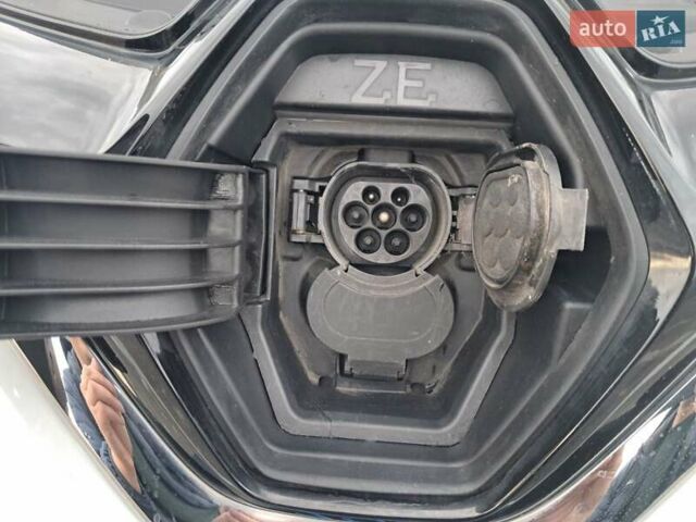 Білий Рено Зое, об'ємом двигуна 0 л та пробігом 12 тис. км за 14800 $, фото 98 на Automoto.ua