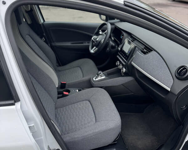 Белый Рено Зое, объемом двигателя 0 л и пробегом 71 тыс. км за 12700 $, фото 12 на Automoto.ua