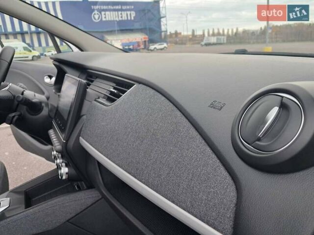 Білий Рено Зое, об'ємом двигуна 0 л та пробігом 12 тис. км за 14800 $, фото 39 на Automoto.ua