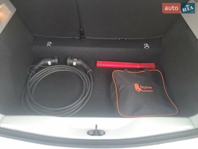 Білий Рено Зое, об'ємом двигуна 0 л та пробігом 12 тис. км за 14800 $, фото 112 на Automoto.ua