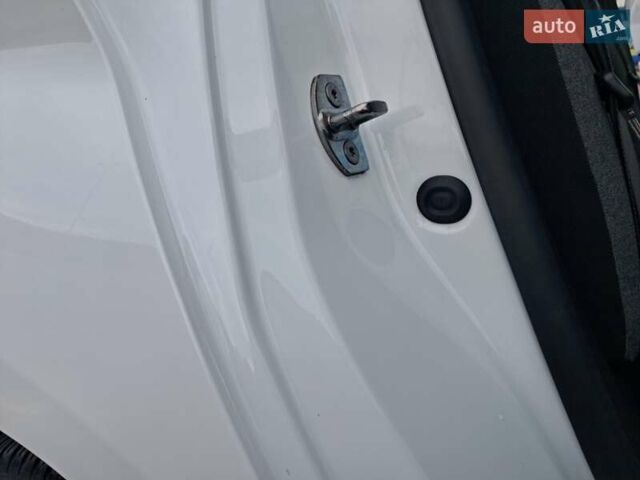 Білий Рено Зое, об'ємом двигуна 0 л та пробігом 12 тис. км за 14800 $, фото 48 на Automoto.ua