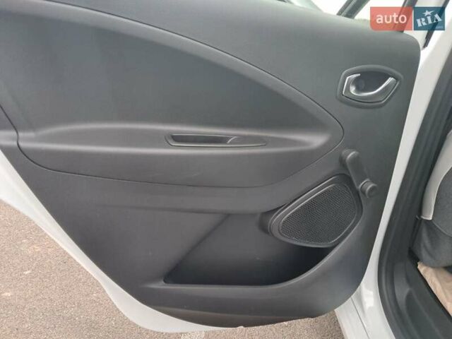 Белый Рено Зое, объемом двигателя 0 л и пробегом 15 тыс. км за 13900 $, фото 53 на Automoto.ua