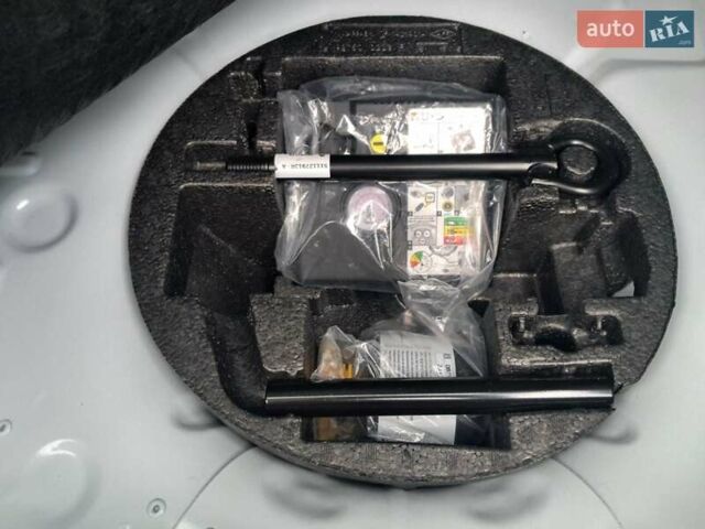 Білий Рено Зое, об'ємом двигуна 0 л та пробігом 12 тис. км за 14800 $, фото 44 на Automoto.ua