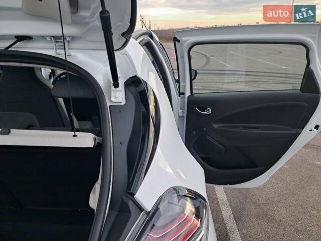 Білий Рено Зое, об'ємом двигуна 0 л та пробігом 12 тис. км за 14800 $, фото 45 на Automoto.ua