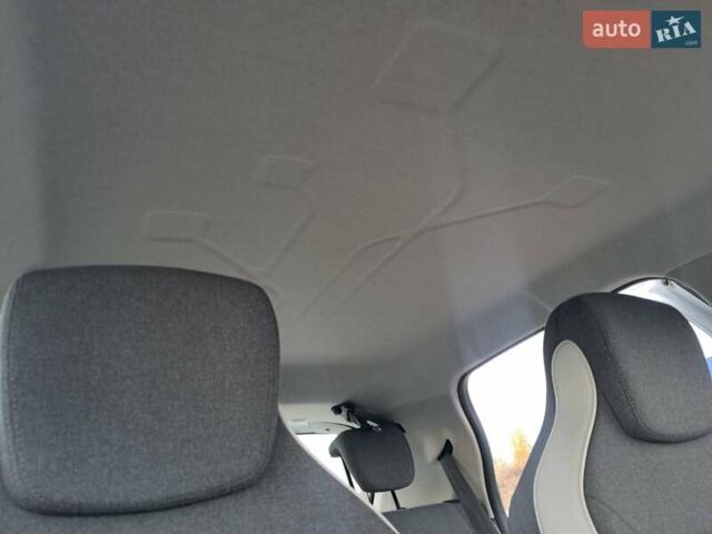 Білий Рено Зое, об'ємом двигуна 0 л та пробігом 12 тис. км за 14800 $, фото 34 на Automoto.ua