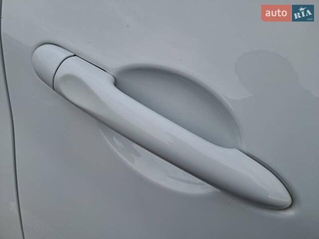Білий Рено Зое, об'ємом двигуна 0 л та пробігом 12 тис. км за 14800 $, фото 16 на Automoto.ua