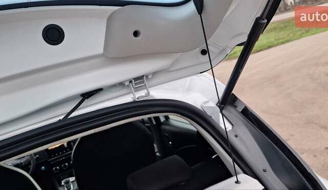 Белый Рено Зое, объемом двигателя 0 л и пробегом 54 тыс. км за 13900 $, фото 18 на Automoto.ua