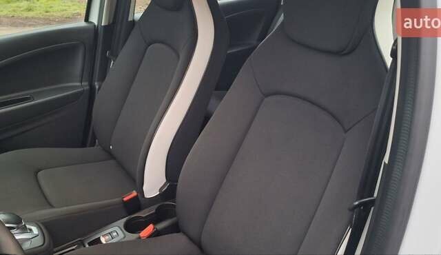 Белый Рено Зое, объемом двигателя 0 л и пробегом 54 тыс. км за 13900 $, фото 62 на Automoto.ua