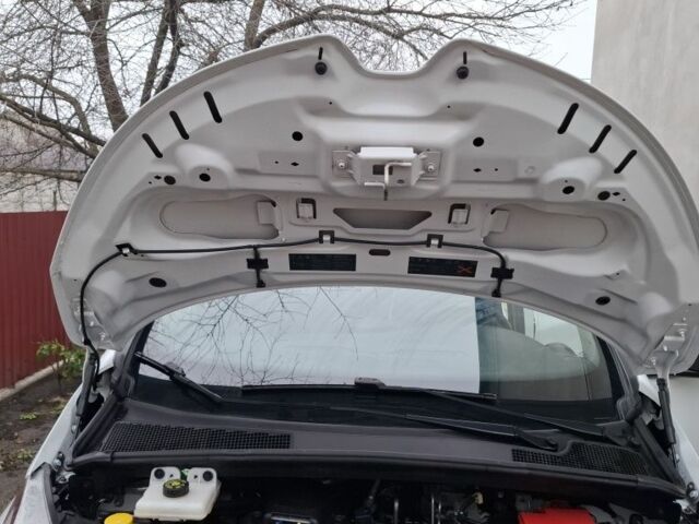 Білий Рено Зое, об'ємом двигуна 1 л та пробігом 61 тис. км за 6600 $, фото 19 на Automoto.ua