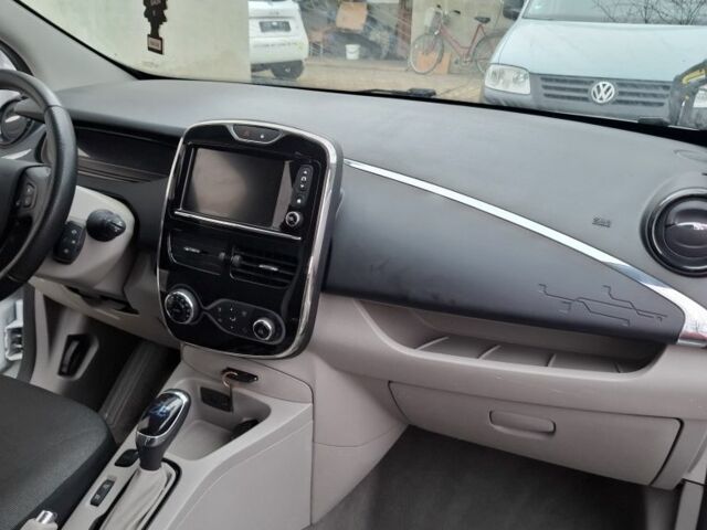 Білий Рено Зое, об'ємом двигуна 1 л та пробігом 61 тис. км за 6600 $, фото 6 на Automoto.ua