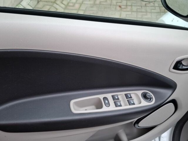 Білий Рено Зое, об'ємом двигуна 1 л та пробігом 61 тис. км за 6600 $, фото 7 на Automoto.ua