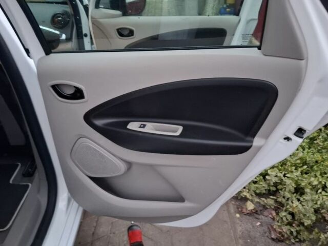 Білий Рено Зое, об'ємом двигуна 1 л та пробігом 61 тис. км за 6600 $, фото 15 на Automoto.ua