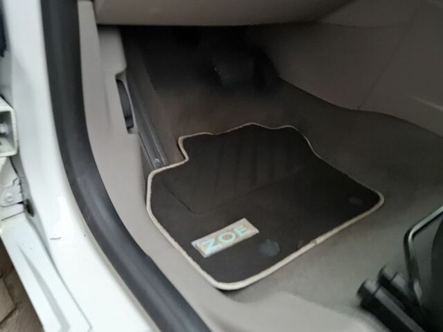 Білий Рено Зое, об'ємом двигуна 1 л та пробігом 61 тис. км за 6600 $, фото 17 на Automoto.ua