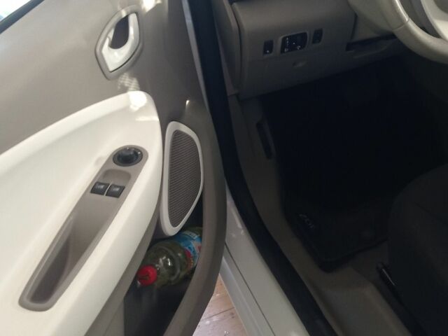 Белый Рено Зое, объемом двигателя 0 л и пробегом 76 тыс. км за 8300 $, фото 5 на Automoto.ua