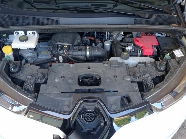 Белый Рено Зое, объемом двигателя 0 л и пробегом 76 тыс. км за 8300 $, фото 4 на Automoto.ua