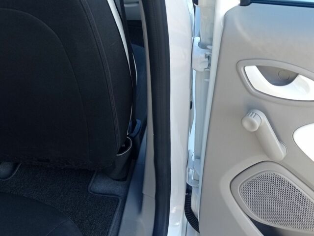 Белый Рено Зое, объемом двигателя 0 л и пробегом 76 тыс. км за 8300 $, фото 21 на Automoto.ua