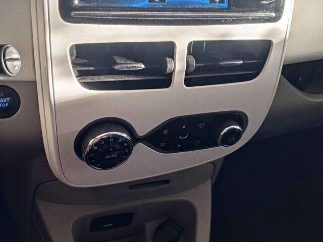 Белый Рено Зое, объемом двигателя 0 л и пробегом 76 тыс. км за 8300 $, фото 8 на Automoto.ua