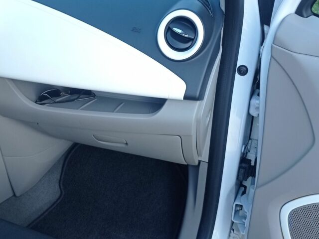 Белый Рено Зое, объемом двигателя 0 л и пробегом 76 тыс. км за 8300 $, фото 19 на Automoto.ua