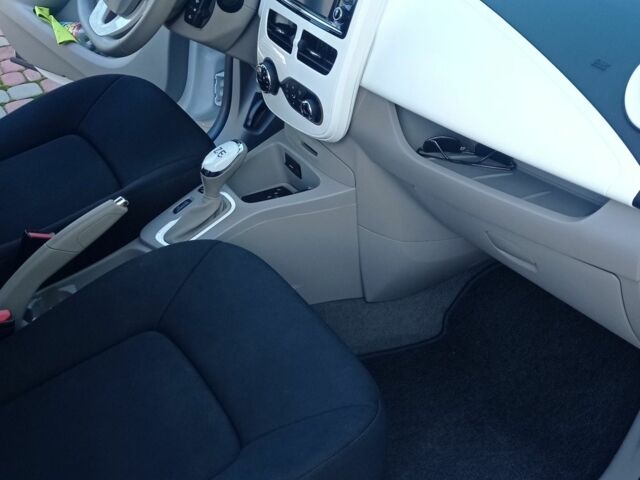 Белый Рено Зое, объемом двигателя 0 л и пробегом 76 тыс. км за 8300 $, фото 20 на Automoto.ua