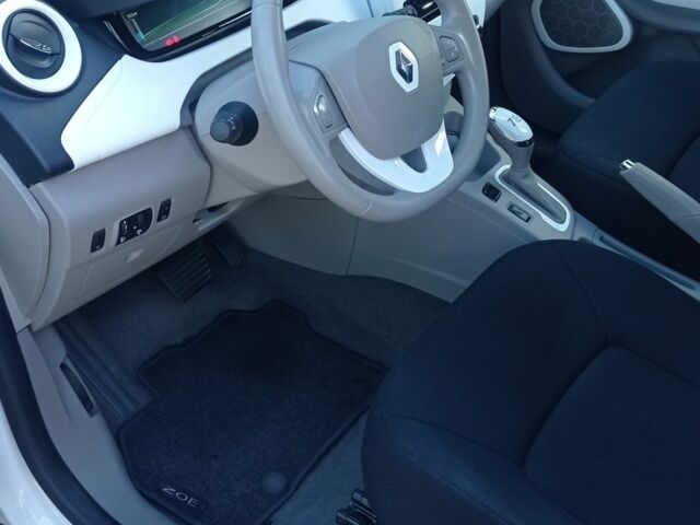 Белый Рено Зое, объемом двигателя 0 л и пробегом 76 тыс. км за 8300 $, фото 18 на Automoto.ua