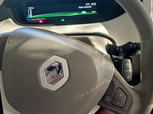 Белый Рено Зое, объемом двигателя 0 л и пробегом 76 тыс. км за 8300 $, фото 7 на Automoto.ua