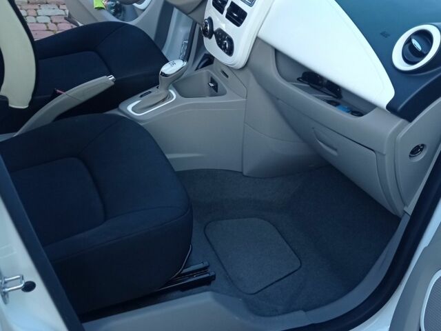 Белый Рено Зое, объемом двигателя 0 л и пробегом 76 тыс. км за 8300 $, фото 23 на Automoto.ua