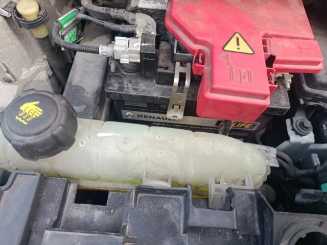 Белый Рено Зое, объемом двигателя 0 л и пробегом 80 тыс. км за 7979 $, фото 12 на Automoto.ua