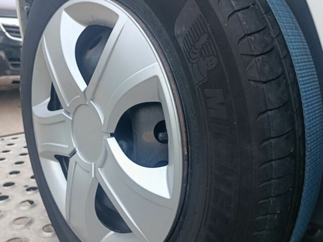 Белый Рено Зое, объемом двигателя 0 л и пробегом 80 тыс. км за 7979 $, фото 10 на Automoto.ua