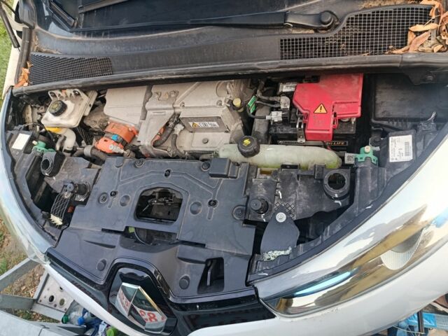 Белый Рено Зое, объемом двигателя 0 л и пробегом 80 тыс. км за 7979 $, фото 5 на Automoto.ua