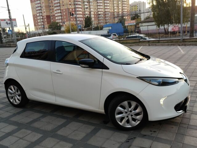 Белый Рено Зое, объемом двигателя 0 л и пробегом 300 тыс. км за 5900 $, фото 6 на Automoto.ua