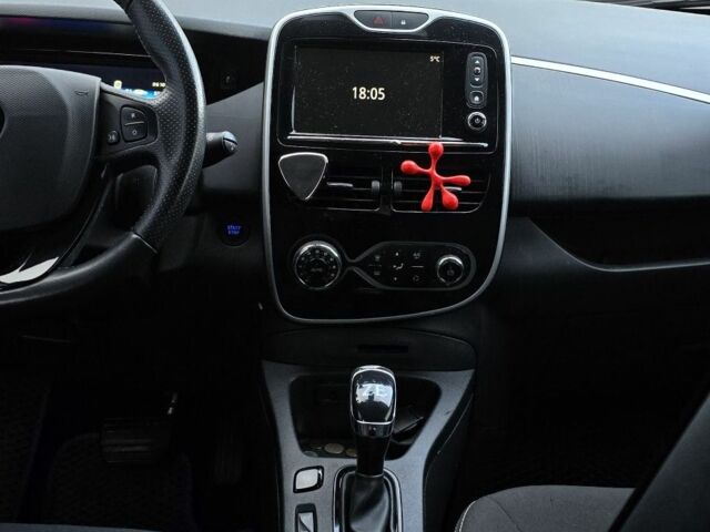 Белый Рено Зое, объемом двигателя 0 л и пробегом 92 тыс. км за 9200 $, фото 14 на Automoto.ua