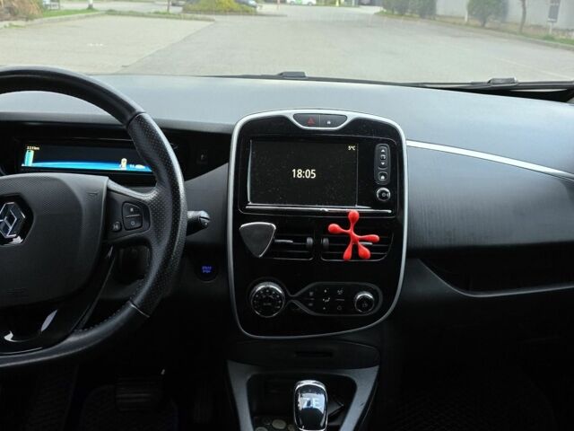 Белый Рено Зое, объемом двигателя 0 л и пробегом 92 тыс. км за 9200 $, фото 13 на Automoto.ua