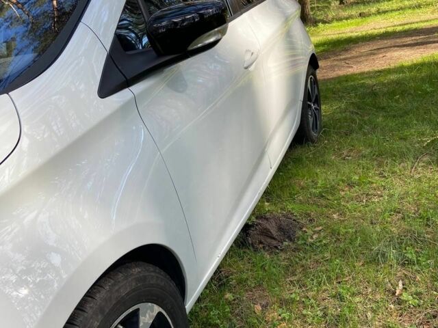Белый Рено Зое, объемом двигателя 0 л и пробегом 119 тыс. км за 6700 $, фото 2 на Automoto.ua