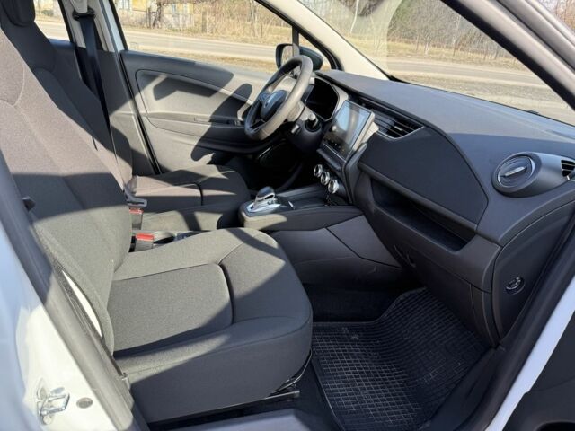 Белый Рено Зое, объемом двигателя 0 л и пробегом 96 тыс. км за 10400 $, фото 7 на Automoto.ua