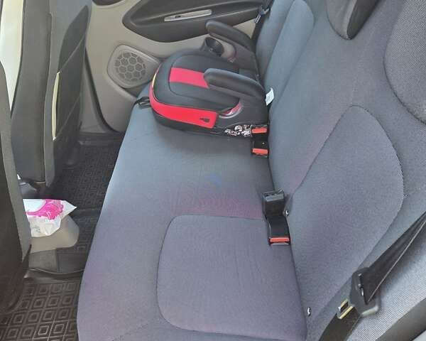 Бежевий Рено Зое, об'ємом двигуна 0 л та пробігом 109 тис. км за 7500 $, фото 3 на Automoto.ua