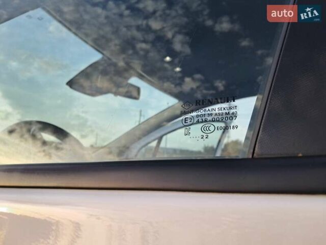 Бежевый Рено Зое, объемом двигателя 0 л и пробегом 70 тыс. км за 12900 $, фото 92 на Automoto.ua