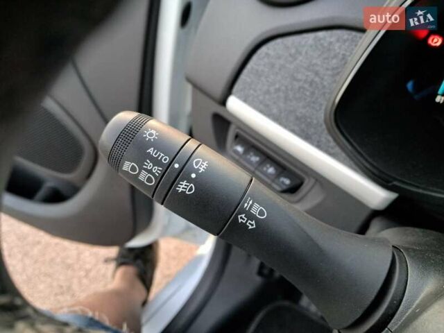 Бежевый Рено Зое, объемом двигателя 0 л и пробегом 70 тыс. км за 12900 $, фото 62 на Automoto.ua