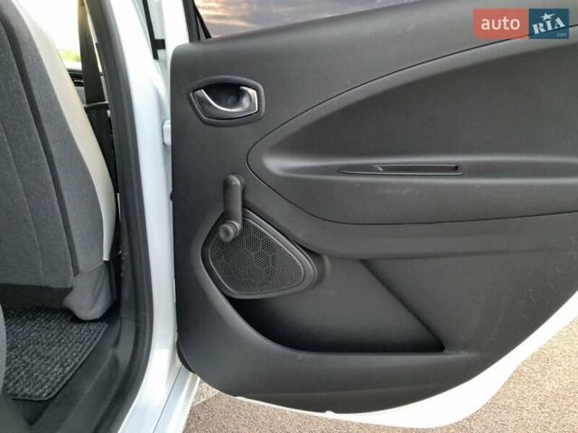 Бежевый Рено Зое, объемом двигателя 0 л и пробегом 70 тыс. км за 12900 $, фото 81 на Automoto.ua